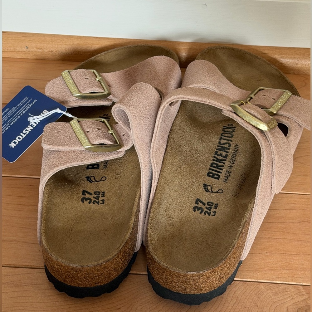 Birkenstock Arizona Two-Strap Sandal in Light Pink suede. Size 6 regular/wide - Picture 10 of 12